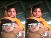 Desi Girl Shows her Boobs