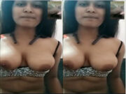 HOT DESI GIRL SHOWS BOOBS