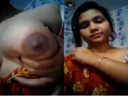 Sexy Desi girl Shows Her Boobs